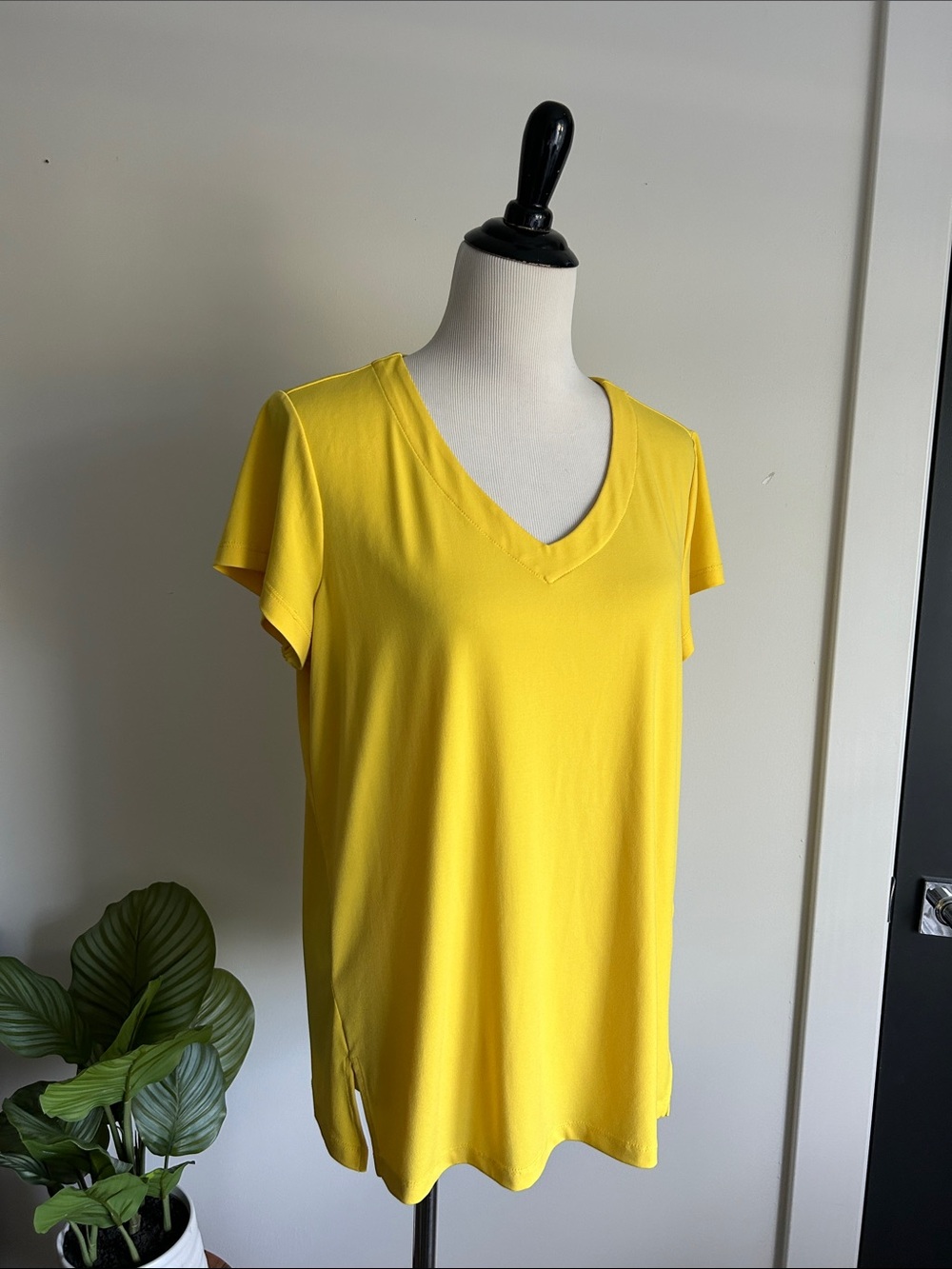 🌼Susan Graver L happy yellow v neck short sleeve casual everyday classic te
